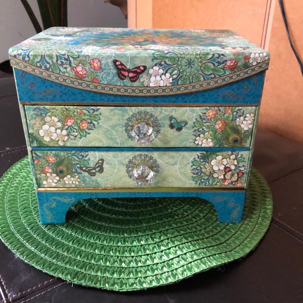 Jewelry box